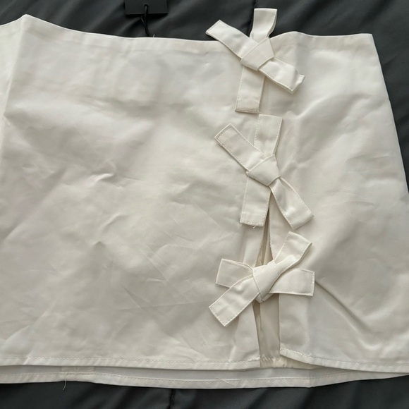LIONESS White Bow Mini Skirt - Picture 2 of 4